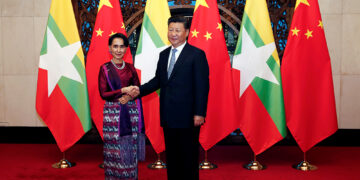 Myanmar State Counselor Daw Aung San Suu Kyi (left) and Chinese Premier Xi Jinping (right) poses for the media before a meeting at the Diaoyutai State Guesthouse in Beijing on Aug. 19, 2016. / Reuters