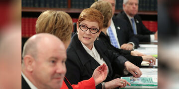 Australian Foreign Minister Marise Payne confers with Defense Minister Linda Reynolds at the New South Wales Parliament House in Sydney, Australia August 4, 2019. / Reuters
