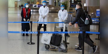 Chinese medical officials monitor a thermal scanner as passengers arrive at the airport in Changsha, Hunan Province, as the country is hit by an outbreak of a new coronavirus, on Jan. 27, 2020. / REUTERS