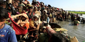 Rohingya refugees who fled from Myanmar wait to be let through by Bangladeshi border guards after crossing the border in Palang Khali, Bangladesh October 16, 2017. / Reuters