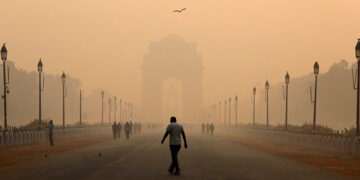 A man walks in front of the India Gate shrouded in smog in New Delhi, India, on Oct. 29, 2018. / REUTERS