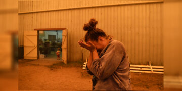 Jesse Collins, an organizer of supply donations, cries at an evacuation center in Cobargo, Australia on Jan. 5, 2020. / REUTERS
