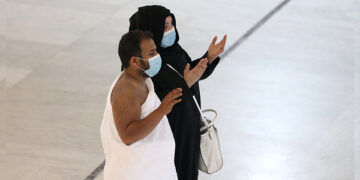 Muslim pilgrims wear protective face masks to prevent against contracting the coronavirus, as they pray at the Grand Mosque in the holy city of Mecca, Saudi Arabia on Feb. 27, 2020. / REUTERS