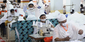  Bangladeshi garment workers make protective suits at a factory amid concerns over the spread of COVID-19 in Dhaka, Bangladesh, on March 31, 2020. / REUTERS