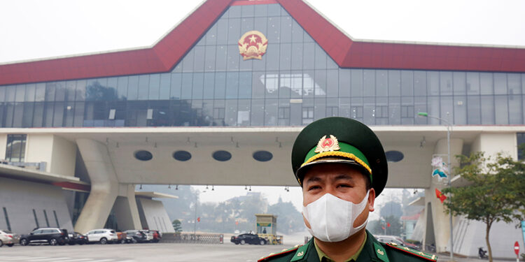 A Vietnamese border guard officer wearing a protective mask stands guard at the Huu Nghi border gate in Lang Son province, Vietnam, across from China on Feb. 20, 2020. / REUTERS
