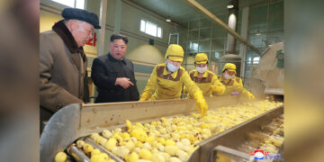 North Korean leader Kim Jong Un inspects the Samjiyon Potato Farina Production Factory in Samjiyon County, North Korea, in this photo released on April 4, 2019 by North Korea's Korean Central News Agency. / REUTERS