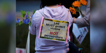Protesters hold flowers at the 'Flower Demo' rally to criticize a series of acquittals in rape cases and to call for a revision of the anti-sex crime law, in front of Tokyo Station in Tokyo on June 11, 2019. / REUTERS
