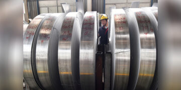 An employee checks aluminum rolls at a warehouse in Zouping county in China’s Shandong province in April 2018. / REUTERS