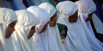  Muslim girls are seen during morning prayers to celebrate Eid al-Fitr, marking the end of the holy fasting month of Ramadan, at Sunda Kelapa port in Jakarta, Indonesia, June 5, 2019. / Reuters