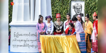 Myanmar State Counselor Daw Aung San Suu Kyi signs a guestbook at the Panglong Monument after attending the 70th Union Day celebration in Panglong, Shan State on Feb 12, 2017. / The Irrawaddy