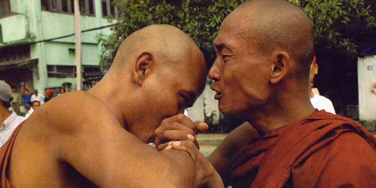 Monks are filled with emotion after the violent crackdown on demonstrators. / Thierry Falise