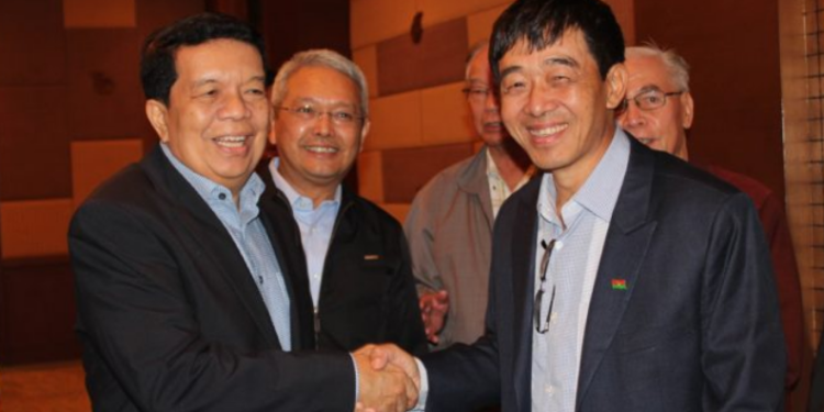 General Gun Maw (R), vice chairman of the Kachin Independence Organization, shakes hands with the government peace commission’s U Tin Myo Win (L) on June 7, 2016. / Nyein Nyein / The Irrawaddy