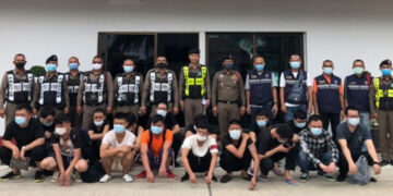 The detained Chinese men appear with Thai police in Mae Sot on Sunday. / INN News