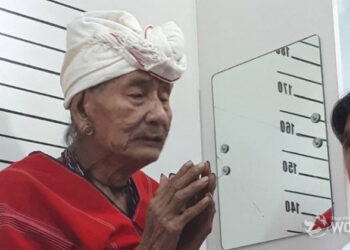 Karen spiritual leader Ko-ee Meeme registers for a Thai identity card after recently being granted Thai citizenship. / Thai PBS