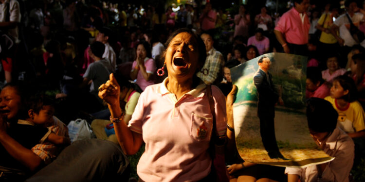 Members of the Thai public weep after an announcement that King Bhumibol Adulyadej has died, at the Siriraj hospital in Bangkok, on Thursday. / Chaiwat Subprasom / Reuters