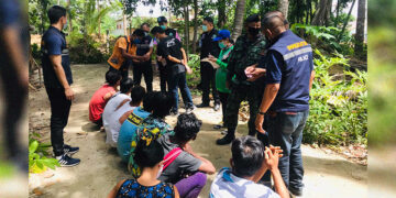 Ten Myanmar illegal migrants found abandoned at a border community in Mae Sot district, Tak province, Thailand, on Tuesday. / Assawin Pinitwong / Bangkok Post