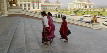 Members of Parliament attend a meeting at the Lower House of Burma’s parliament in Naypyidaw on March 10, 2016. / Soe Zayar Tun / Reuters
