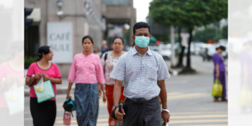 A man wears a mask to protect himself from H1N1 in Yangon on July 24, 2017. On Friday, an urgent proposal was submitted to Parliament calling for a widespread awareness campaign of the illness. / Soe Zeya Tun / Reuters