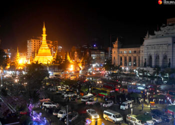 Crowds of commuters are seen near downtown Rangoon's Sule Pagoda on the evening of Jan.16