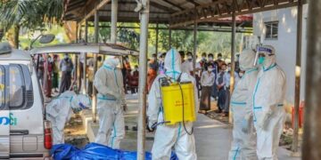 Volunteers remove the body of a COVID-19 victim in Mandalay. / Zaw Zaw / The Irrawaddy
