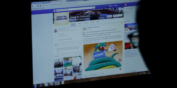 An internet user browses through the Vietnamese government's Facebook page in Hanoi on December 30, 2015. / Reuters