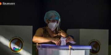 A voter casts her ballot during the general election on Sunday. / The Irrawaddy