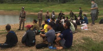 Thai officers arrest 18 illegal migrants in Sangkhla Buri district of Kanchanaburi in July last year. / Piyarat Chongcharoen / Bangkok Post