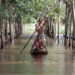 Phon Tongmak, a rubber tree farmer (back), rows a boat in floodwaters in his rubber plantation with his friend at Cha-uat district in Nakhon Si Thammarat Province, southern Thailand, Jan. 18, 2017. / Reuters