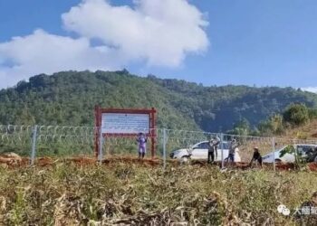 A barbed-wire fence laid by China on the border with Myanmar. / WeChat