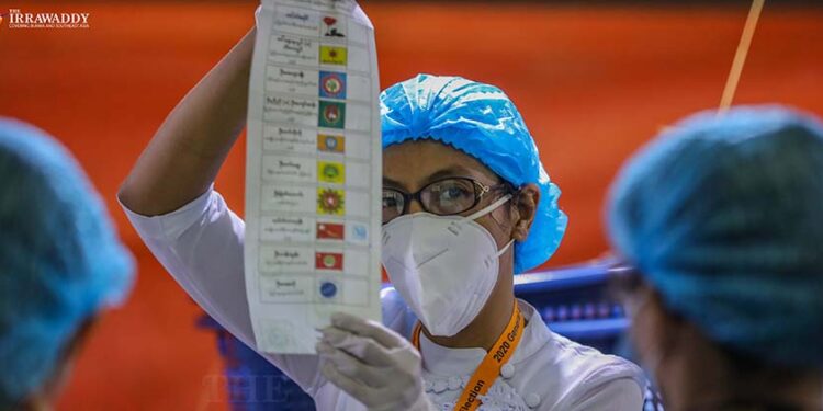 Polling officials count votes at a voting station in Mandalay Region on Nov. 8, 2020. / Zaw Zaw / The Irrawaddy