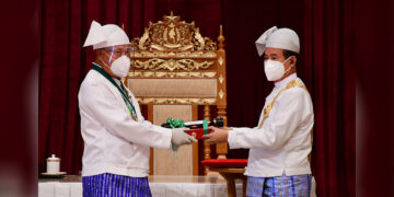 President U Win Myint presents the Thayay Sithu Medal of the Pyidaungsu Sithu Thingaha title to U Aung Ko Win, patron of Kanbawza Bank, at the Presidential Palace in Naypyitaw on Jan. 4, 2021. / Myanmar President’s Office / Facebook