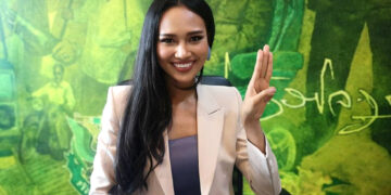 Miss Grand International Myanmar Han Lay raises a three-finger salute to signify opposition to Myanmar’s military regime in Bangkok on Wednesday. / Khaosod English