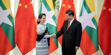 Chinese President Xi Jinping greets Myanmar State Counselor Daw Aung San Suu Kyi at the Great Hall of the People in Beijing on April 24, 2019. / REUTERS