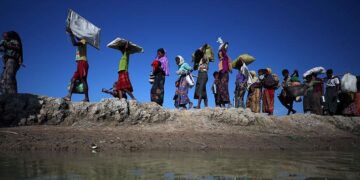 Rohingya refugees make their way to a refugee camp after crossing the Bangladesh-Myanmar border in Palong Khali, near Cox's Bazar, Bangladesh in November 2017. / Reuters