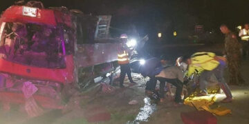 Rescuers caring for the injured from the wrecked bus on Wednesday morning along the Gote Twin portion of the Mandalay-Muse road, between Naung Cho and Kyaukme. / Naung Cho fire and rescue team