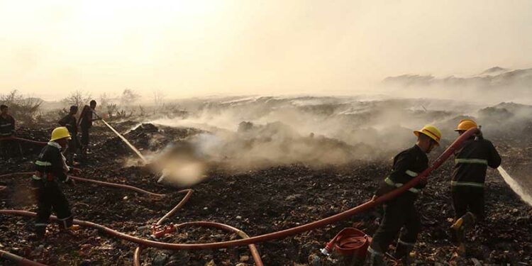 Firefighters try to extinguish the fire at Htein Pin waste disposal site in Yangon on April 25, 2018. / Myo Min Soe / The Irrawaddy