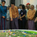 Yangon Region Chief Minister U Phyo Min Thein explains a housing project to State Counselor Daw Aung San Suu Kyi. / Reuters