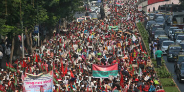 Farmers march on a flyover during a protest rally demanding the transfer of forest lands to villagers who have farmed there for decades, in Mumbai, India on November 22, 2018. / REUTERS  