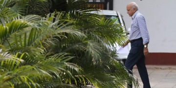 India's Minister of State for External Affairs Mobashar Jawed Akbar walks inside his residence in New Delhi, India, October 14, 2018. / Reuters