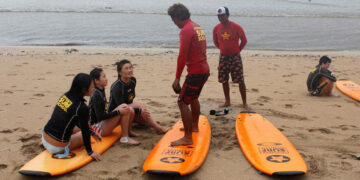 Tourists on Kuta beach, Bali, Indonesia, December 25, 2017.  / Reuters