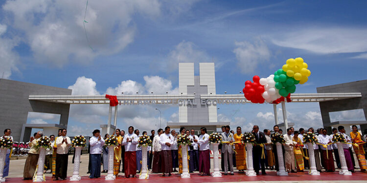 Myanmar and Japanese officials cut ribbons during the opening ceremony of the Thilawa Special Economic Zone at Thanlyin Township outside Yangon, September 23, 2015. / Reuters