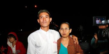 Ko Aung Gyi with his mother in December 2019 after the court released him for lack of evidence. / Htet Naing Zaw / The Irrawaddy