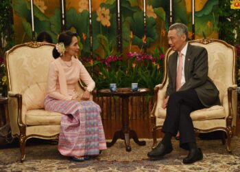  Burma’s State Counselor Daw Aung San Suu Kyi and Singapore Prime Minister Lee Hsien Loong meet Nov. 30 in Singapore. / Myanmar State Counselor Office / Facebook