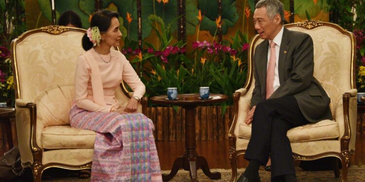  Burma’s State Counselor Daw Aung San Suu Kyi and Singapore Prime Minister Lee Hsien Loong meet Nov. 30 in Singapore. / Myanmar State Counselor Office / Facebook