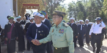 Pa-O Self-Administered Zone chairman U Khun San Lwin (left) welcomes Myanmar military chief Senior General Min Aung Hlaing on Monday in Naungtaya. / Pa-O Senator's Activities / Facebook