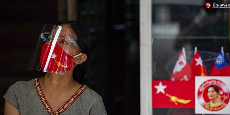 An NLD supporter in Yangon wears a face mask emblazoned with the NLD logo on the first day of the election campaign. / Aung Kyaw Htet / The Irrawaddy