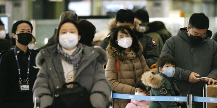 Passengers wear masks at Beijing international airport on Jan. 24, 2020, the first day of the Lunar New Year holiday, amid the spread of pneumonia caused by a new coronavirus believed to have originated in the central Chinese city of Wuhan. / KYODO
