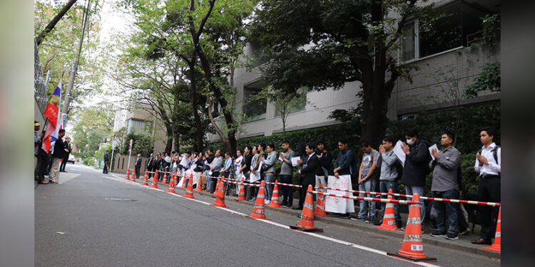 Coinciding with State Counselor Daw Aung San Suu Kyi’s visit to the Japanese capital, dozens of Arakanese people stage a protest in front of the Myanmar Embassy in Tokyo on Monday. / Myat Thaw Khine