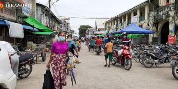 Local residents wear masks in downtown Sittwe, the capital of Rakhine State. The city has been hit by an outbreak of local COVID-19 transmissions. / Min Aung Khine / The Irrawaddy