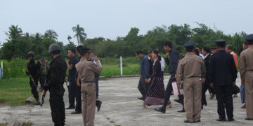 Daw Aung San Suu Kyi leaves Sittwe on Thursday afternoon on the completion of her day-trip visit to Maungdaw. / Min Aung Khine / The Irrawaddy